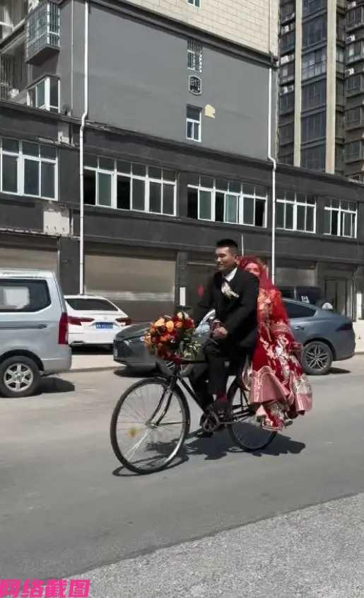 河南商丘有新人以自行车为新婚交通工具，来了一场简单而有快乐的婚礼，却在众人眼里走