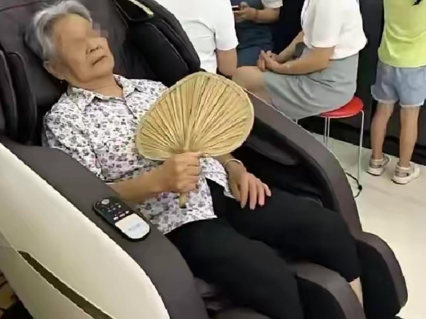 63岁老太太连续7年去商场乘凉蹭空调，店员从不撵她走，但是店员被开除当天，老太对