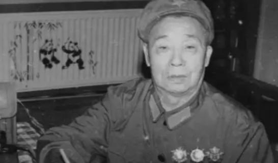 1947年，第四野战军的一名师长迎娶了殉国战友的未亡人，新婚之夜，他未曾碰新娘，
