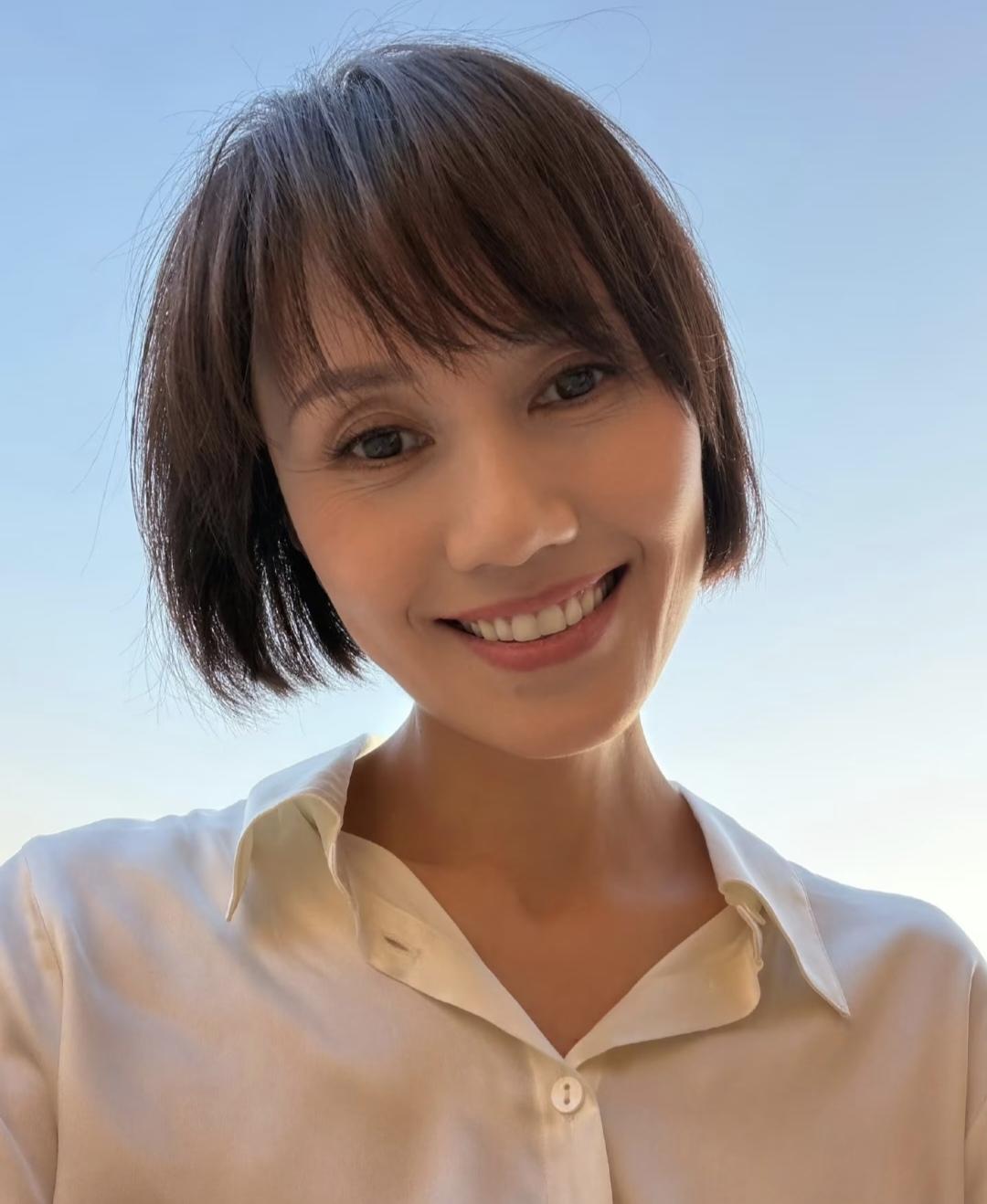 袁泉49岁生日自拍，眼角的皱纹很明显，一看就没有医美，笑容自信大方，清新