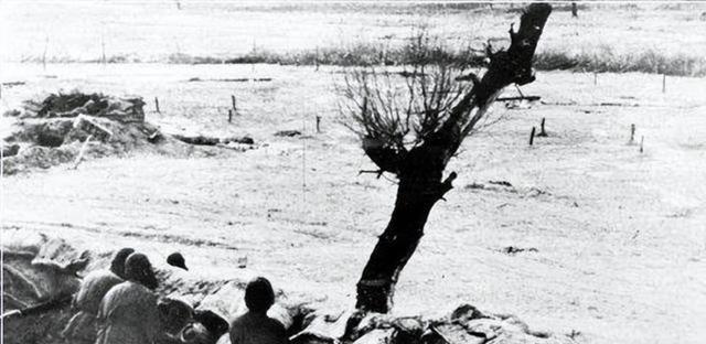 1950年的一天，5000土匪将解放军包围了起来，意外的是：匪首因听错哨兵一个字