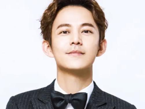 2004年，何炅在长沙花108万买了套江景房，结果这二十年来，他回长沙录节目宁肯