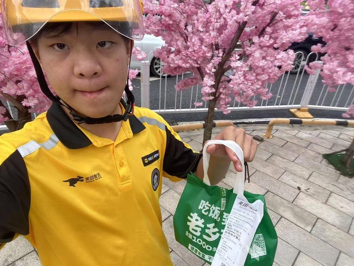 #确认被北科大录取后他决定去送外卖#6月29日，是钟一男在武汉街头送外卖的第1