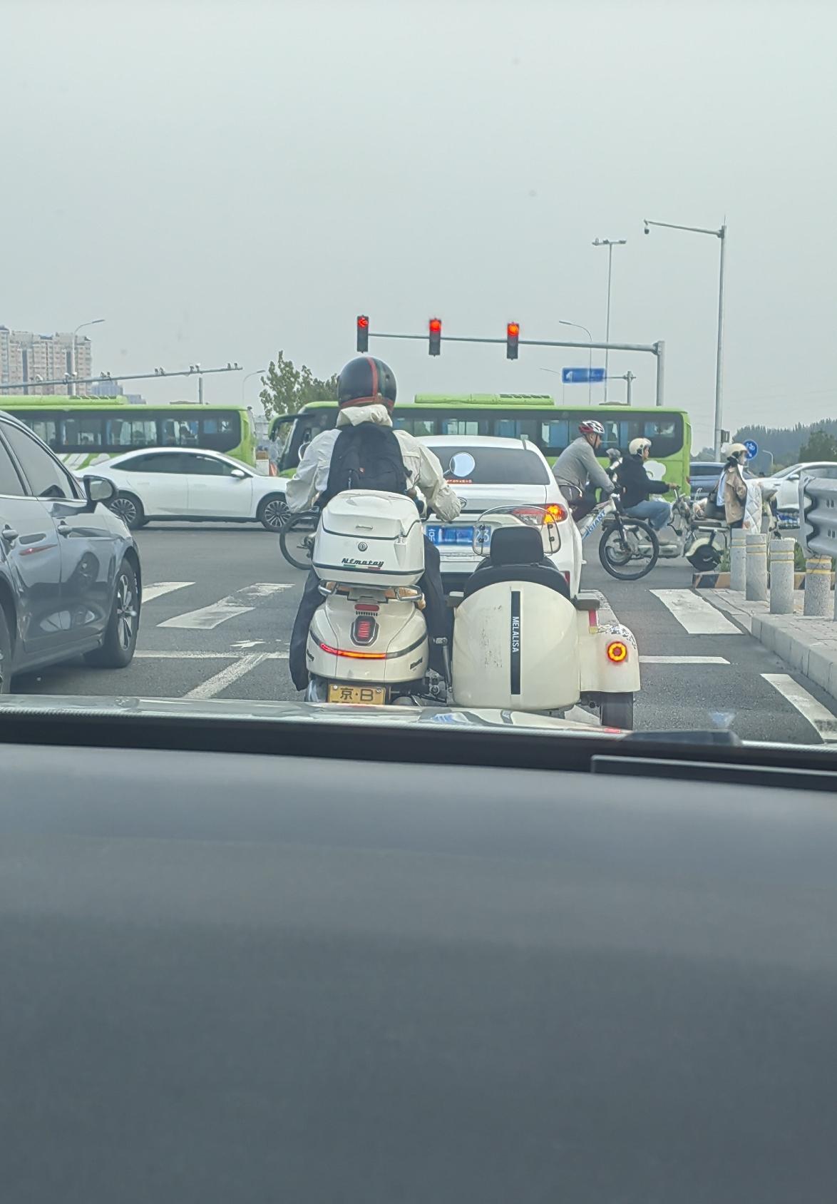 老公这人，简直一点就炸，我至今没搞明白，到底是哪个环节出了问题。昨晚我加班到