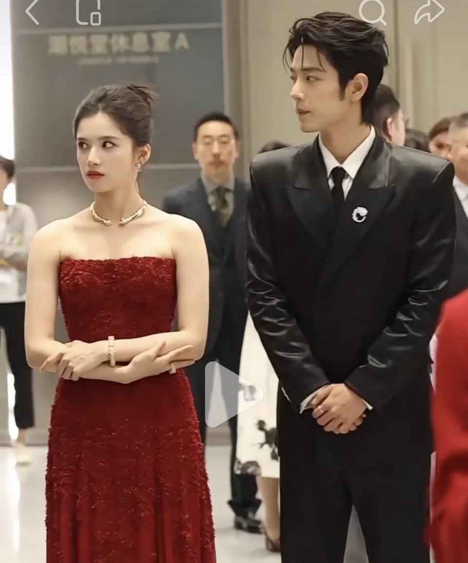 张婧仪看着比旁边的肖战还壮实