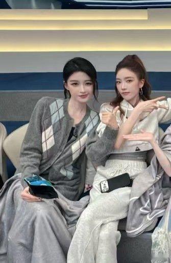 曝孙怡张月四公x秀唱指纹孙怡张月四公x秀合作舞台正式官宣，孙怡张月唱响《指纹》