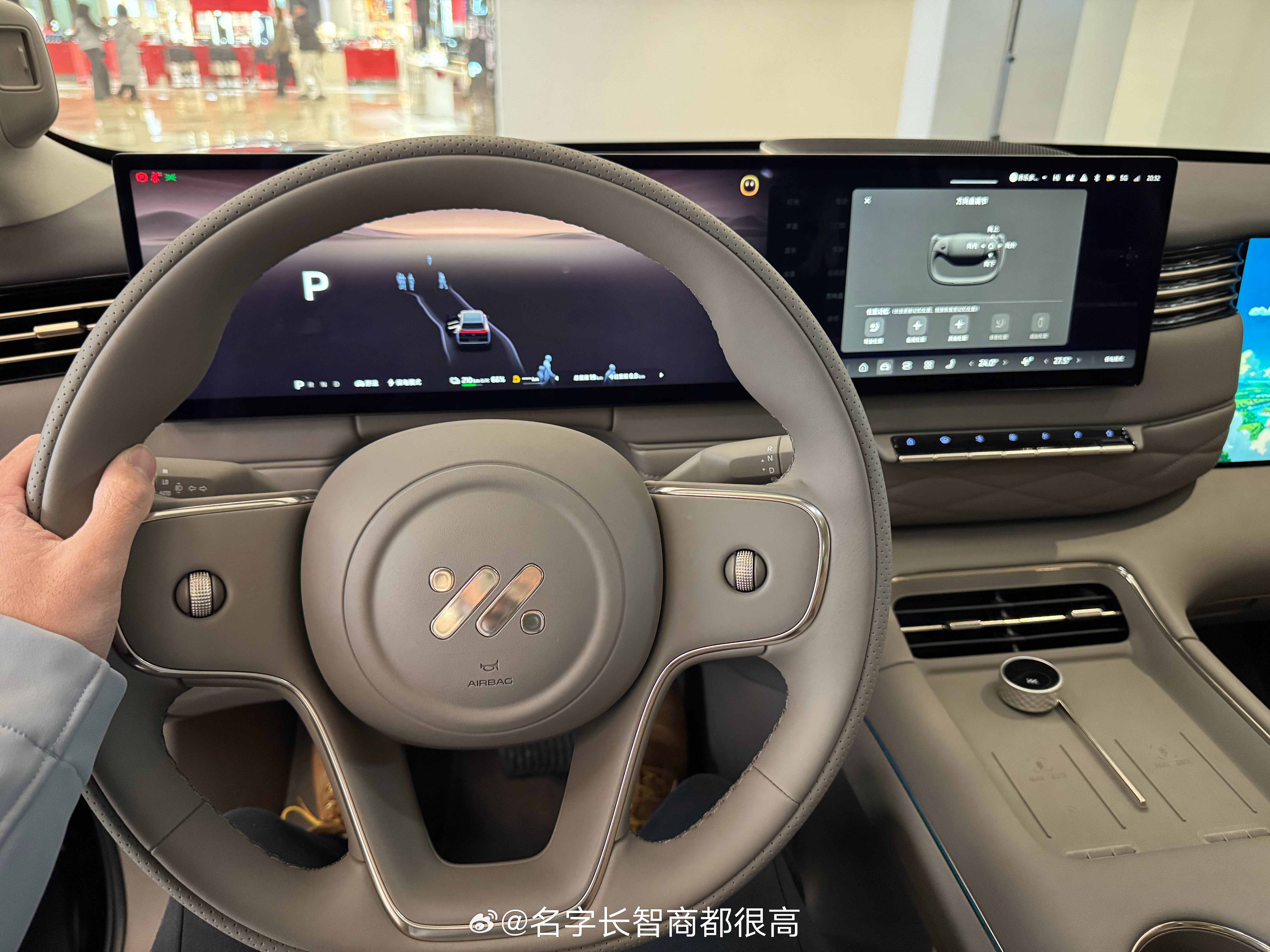 现在市面上有不少“9系”全尺寸三排座SUV，但屏幕布置各有千秋，我仍然坚持认为理