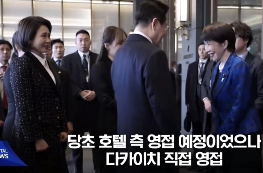 李在明带领媳妇去日本！哎我去，不得了啊！高市早苗那曾经给过特朗普的笑容又出现