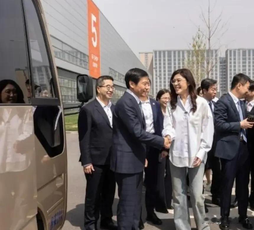 郑丽文这手握得真自信今天看到一张照片，郑丽文跟雷总握手。这一握手可不得了，你