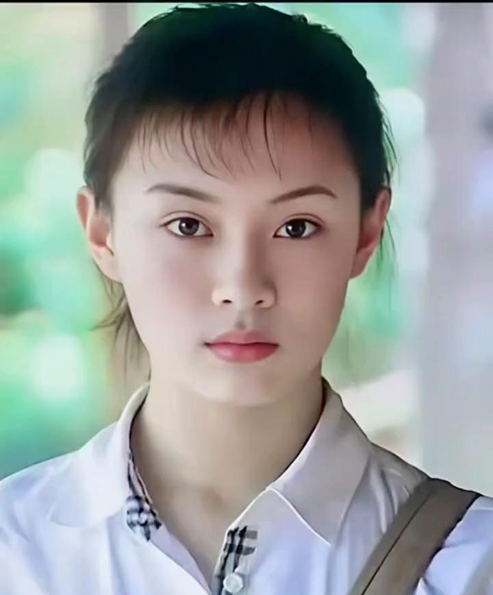 上海姑娘真漂亮！那时她约十九二十岁，常扎高马尾，额前留着细碎的短刘海，五官精致皮