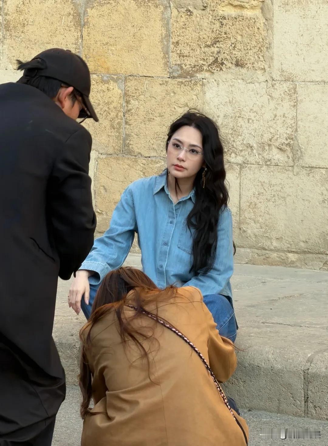 阿娇，这一辈子胖过、痛过，还真是没丑过啊！她现身埃及，一头卷发披肩，发量惊人，