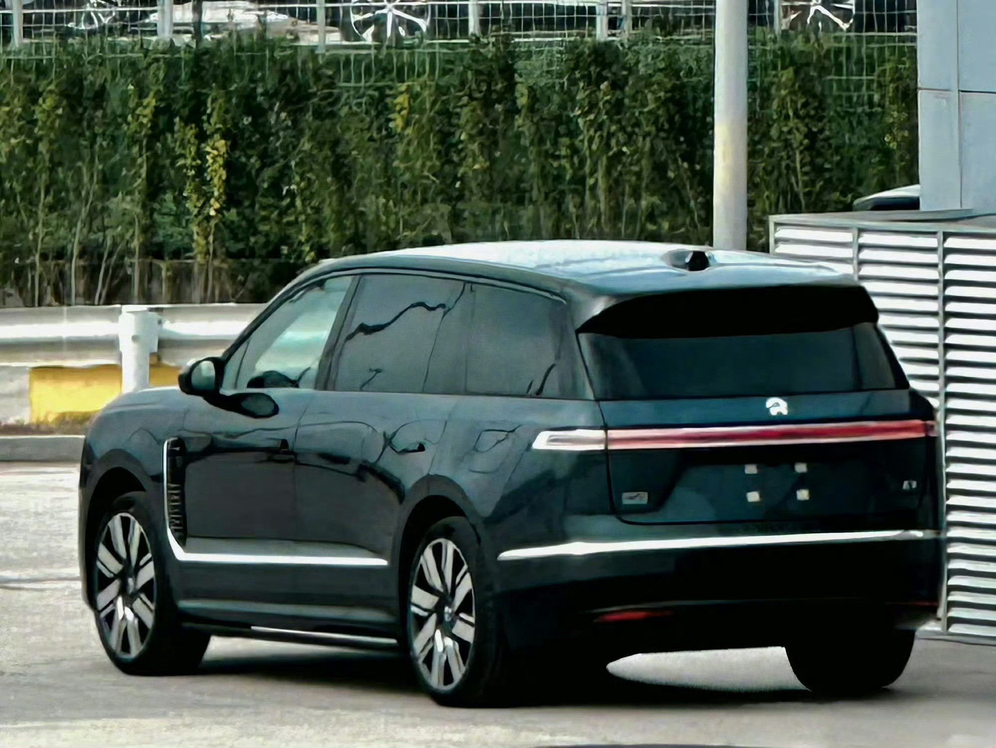 大v聊车昨天碰到好大哥，拉着我的手说有点想把ES8卖了，换ES9。好大哥ES8