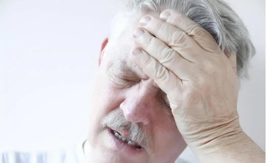 2024年中国，高血压患者超五成确诊前零不适，为何他们夜里频起却视若无睹，直至器