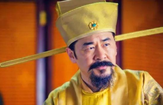 宋太祖赵匡胤年轻时打死恶霸，被官府通缉，只好去投奔做了道士的叔叔，可一进道观，他
