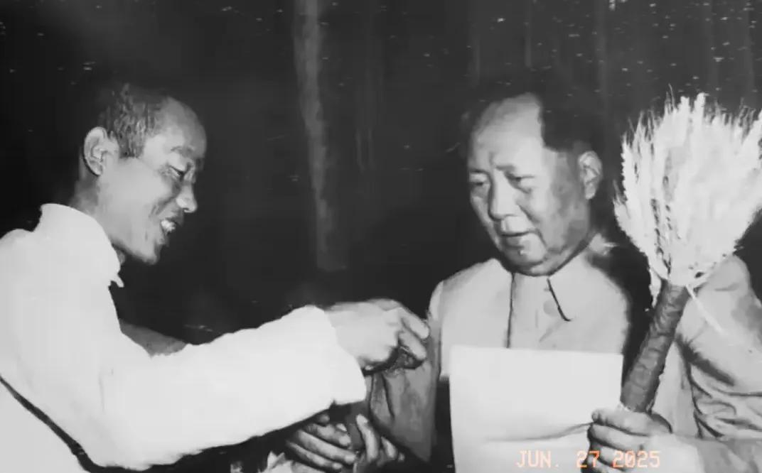 黑白老照片分享。1956年6月21日，一位全国劳动模范亲自跑到北京，给毛主席敬