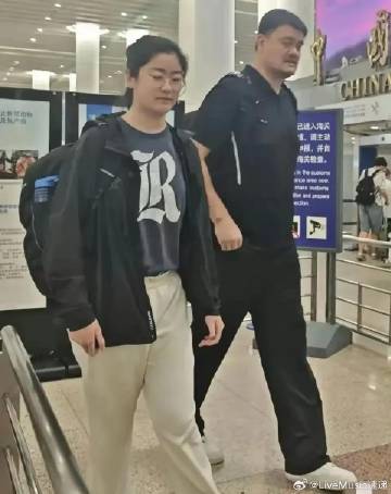 刷到姚明女儿的照片，我是真被惊着了。<br />才十几岁的小姑娘，身高...