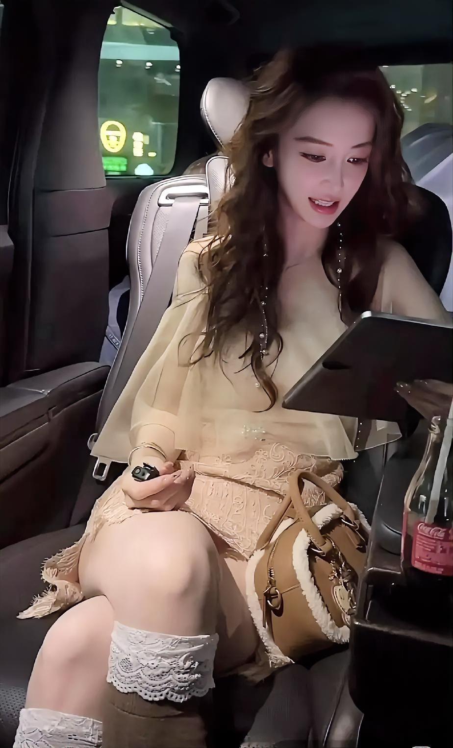 Angelababy也太嫩了吧，着吹弹可破的小脸蛋，还有白嫩的美腿，比刚出道时