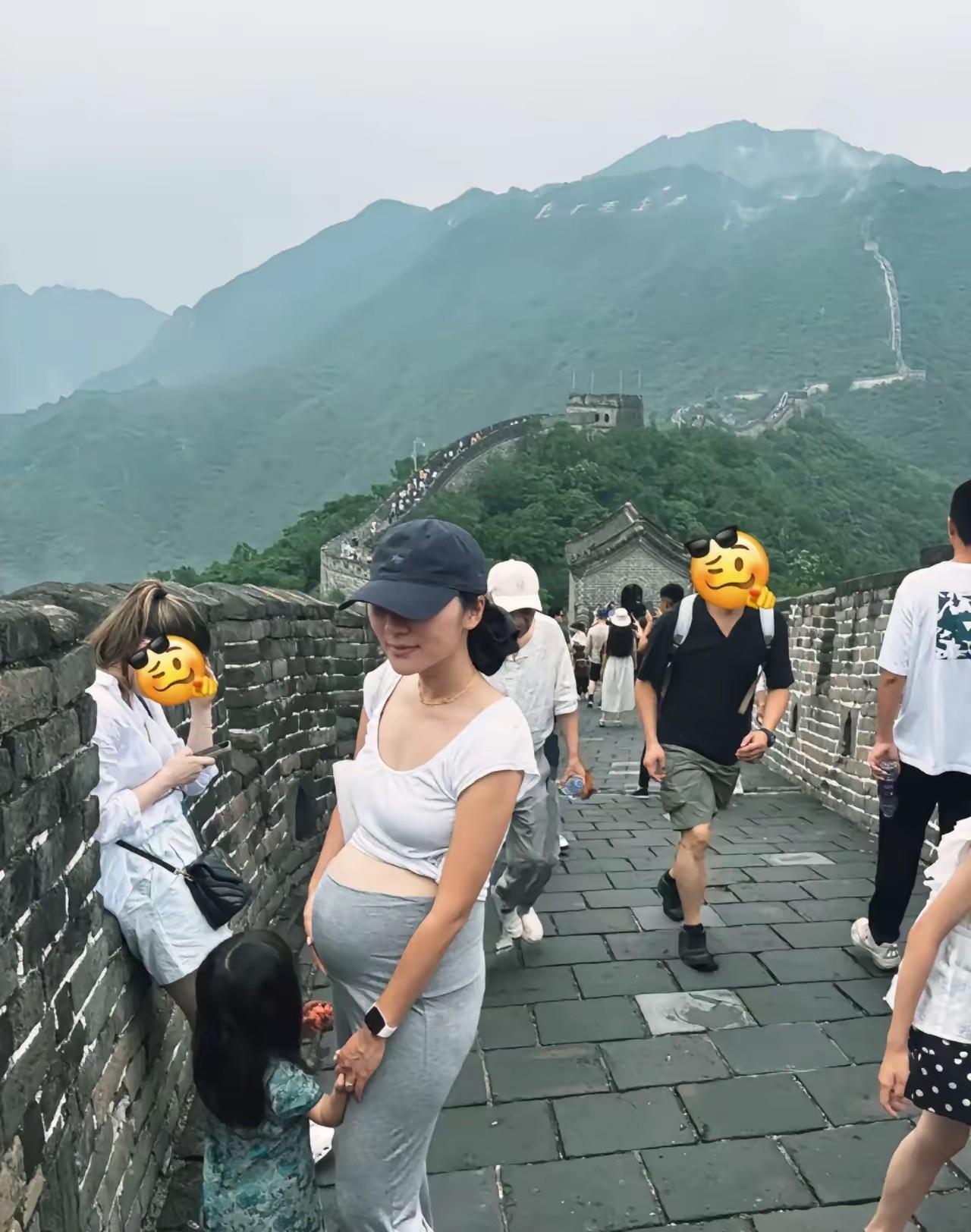 怀孕都六个月了，还带着女儿来爬长城，这长城是非爬不可吗？实不相瞒我一个三十多岁