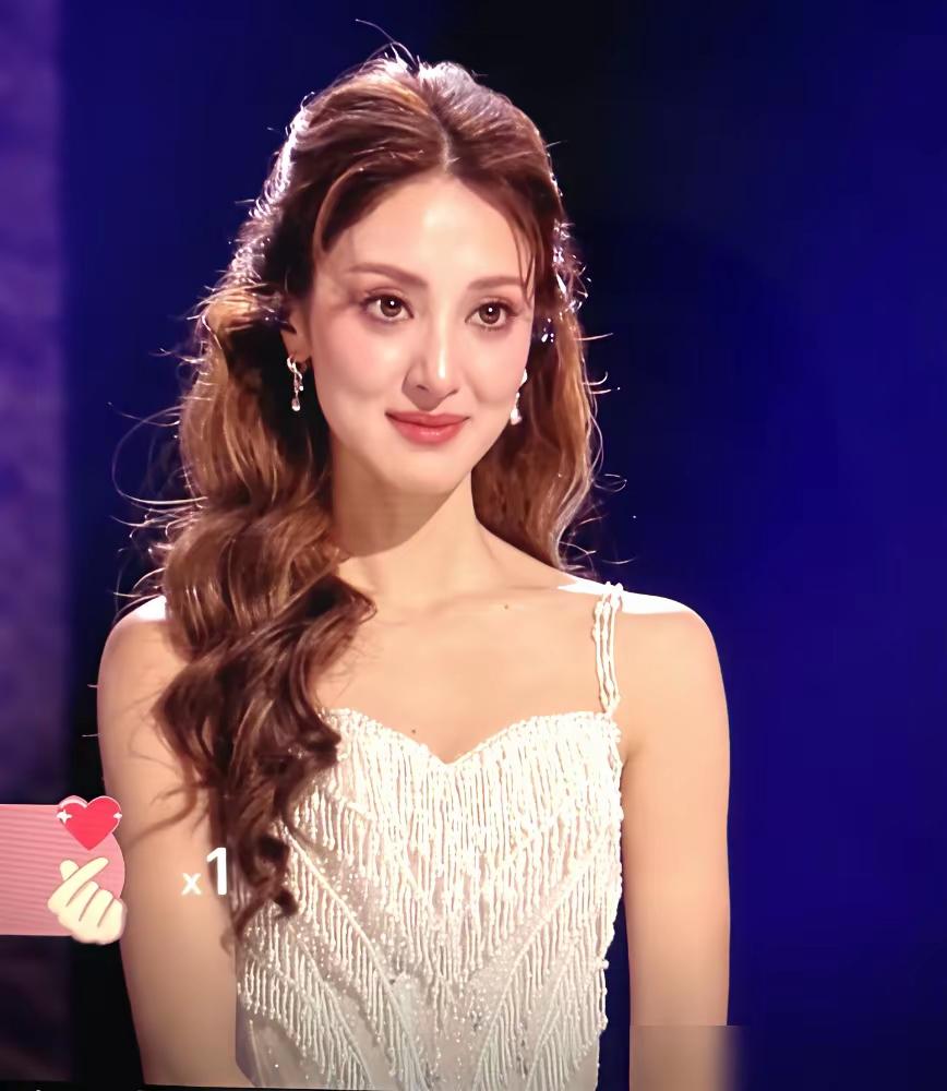 陈凯琳这事儿，看了真挺戳人的。老爸15亿身家，老公郑嘉颖是老牌艺人，自己生