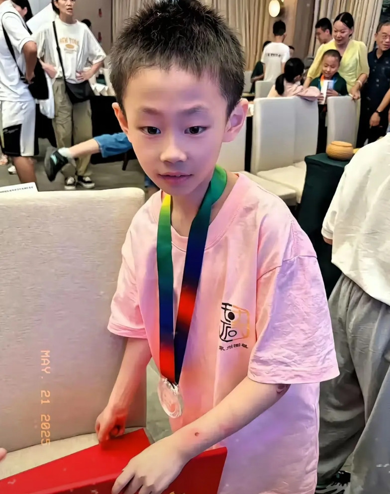 这个叫朱宏鑫的小朋友实在是太亏了围棋这东西早就大势已去了我家娃四五岁的时候也