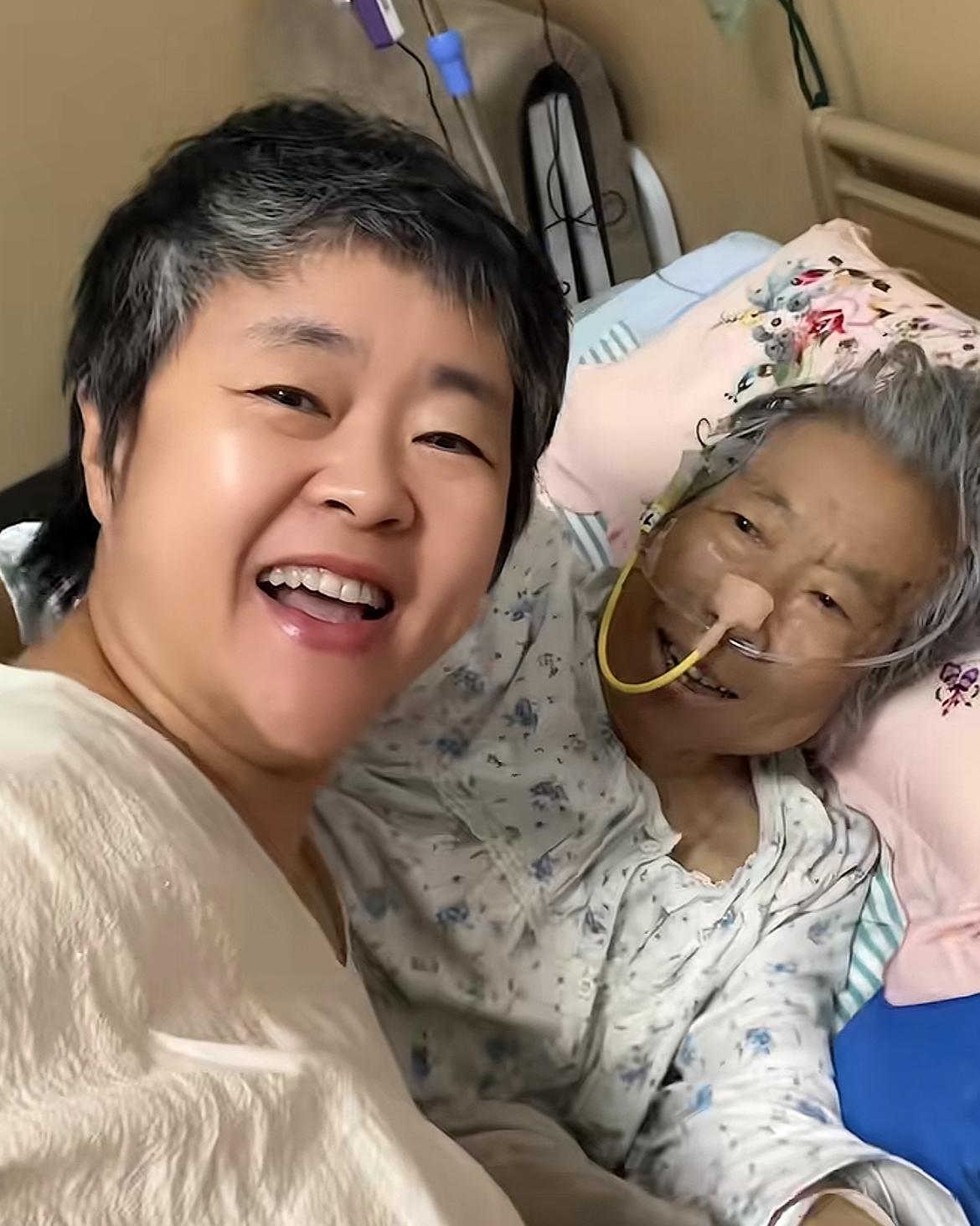 山东青岛网红“元梦姥姥”去世，女儿拒绝让其住进冰冷的ICU，接回家安静告别，老伴