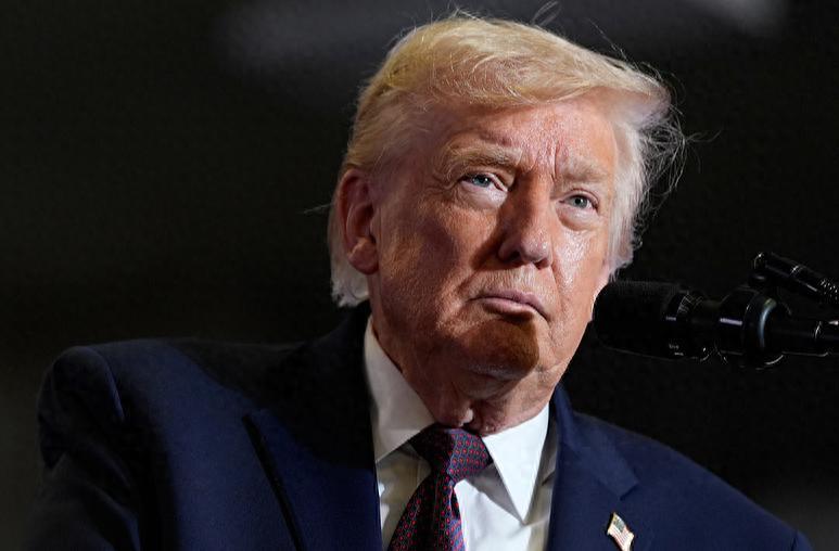 凌晨传来一声惊雷，特朗普彻底懵了！苦心经营五年的“摇钱树”，竟然在自家后院被最高