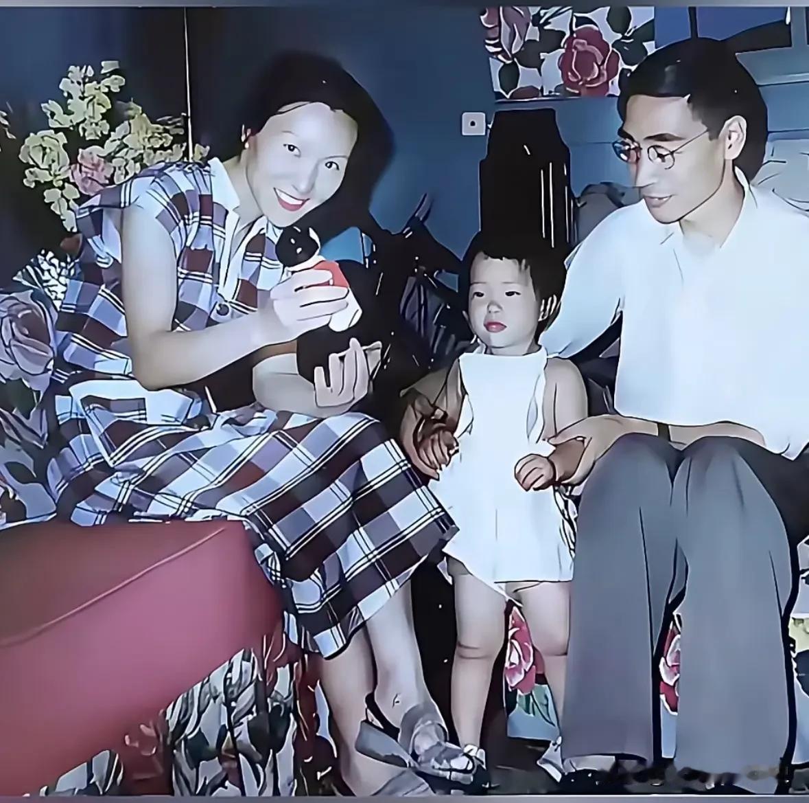 这是郭永怀、李佩一家三口温馨的居家合影。画面中，李佩身着格纹连衣裙，笑容明媚而