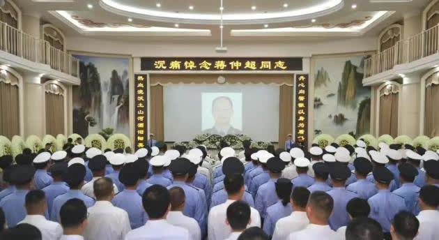 家人们，听到这个消息心里太难受了！武汉江夏交警蒋仲超，在查酒驾时被轿车顶着跑出