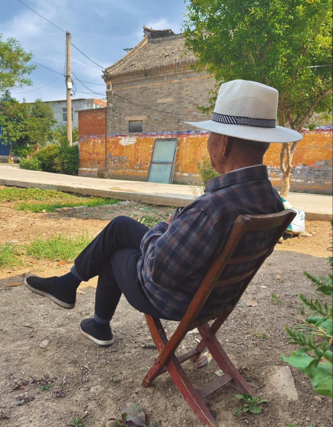 我们村里有个85岁老头坏了一辈子，缺德事做满筐，却身体比60岁人硬朗，儿孙满堂年