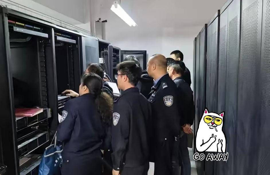 兰州某高校这次栽了。网警在日常检查中，发现该校服务器日志有异常，顺藤摸瓜一查，好