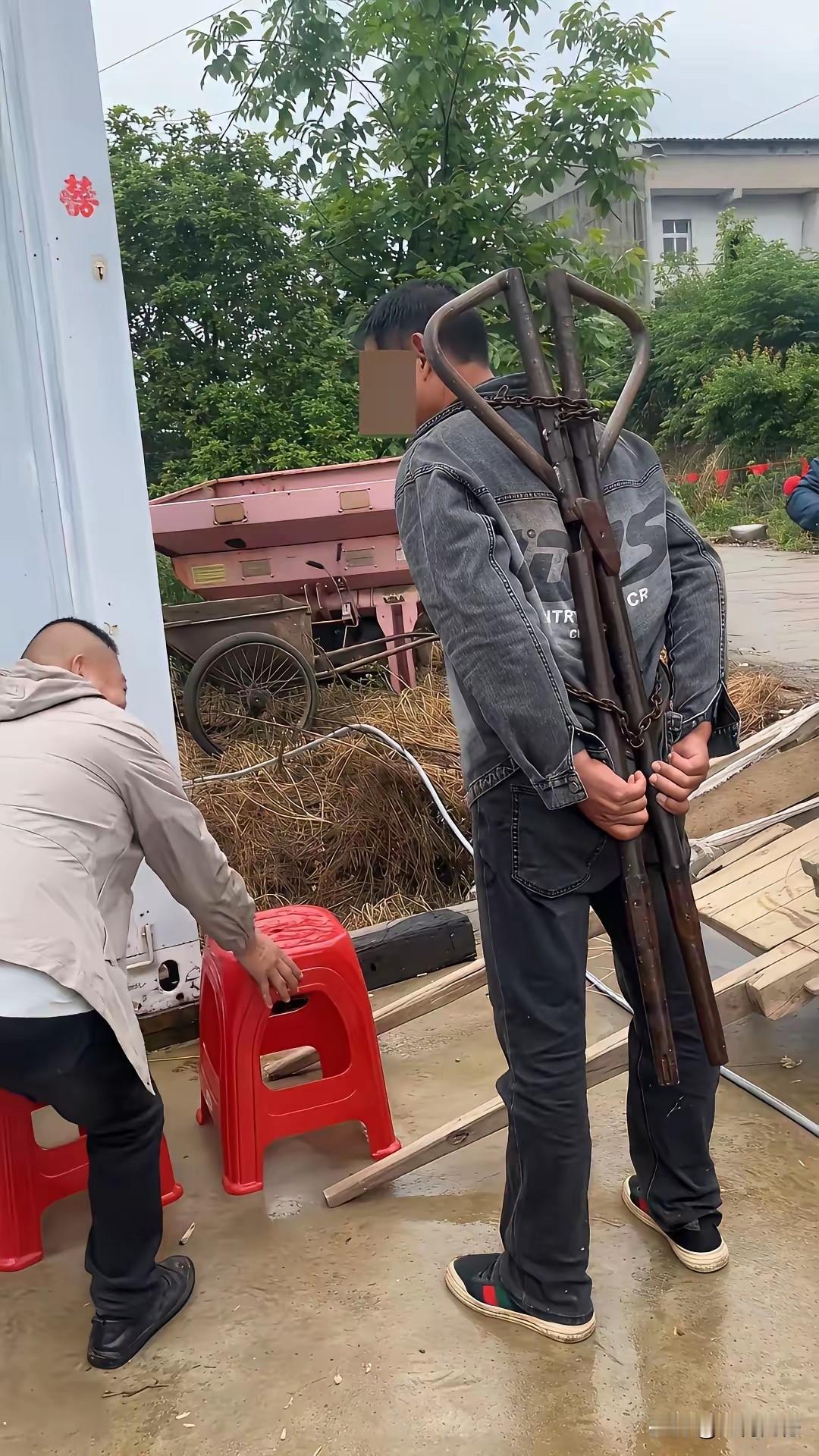 人身上背的这个东西是个什么东西，并不是简单的背着，前面还用锁链锁，上面还带着锁头