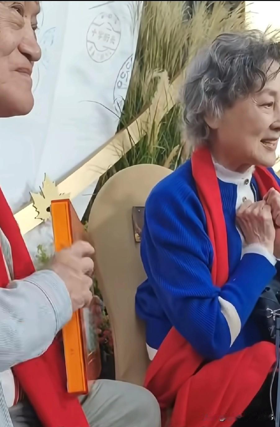 向梅老师已然88岁高龄！真可谓“美人从不惧岁月”，她的状态好得着实令人惊叹。当年