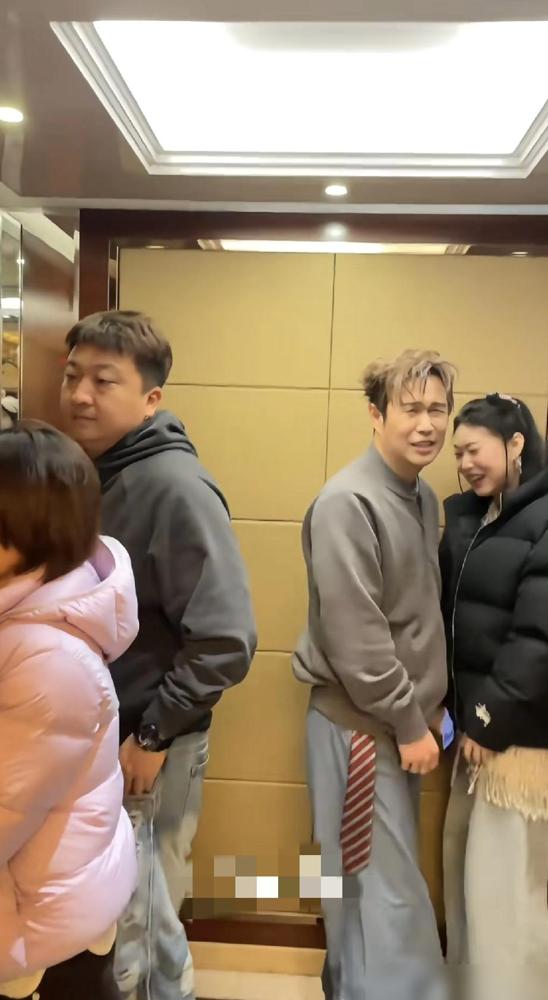 沈佳润是不是谎报身高了？她说自己1米74，但和1米74的小沈阳同框矮了半截!