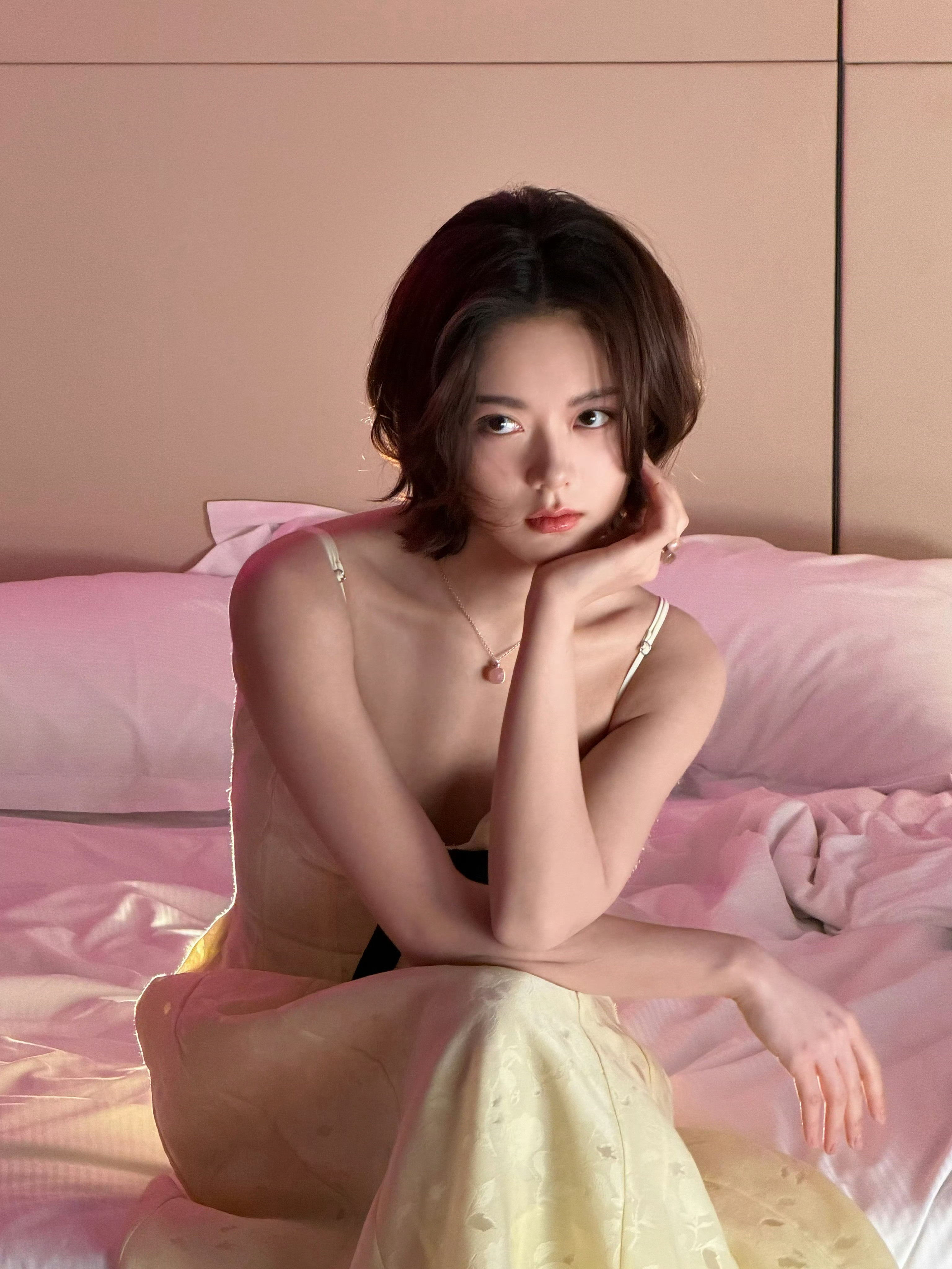 赵今麦inGUERLAIN🐝✨晋升护肤代言人，短发配淡黄长裙，灵动清丽