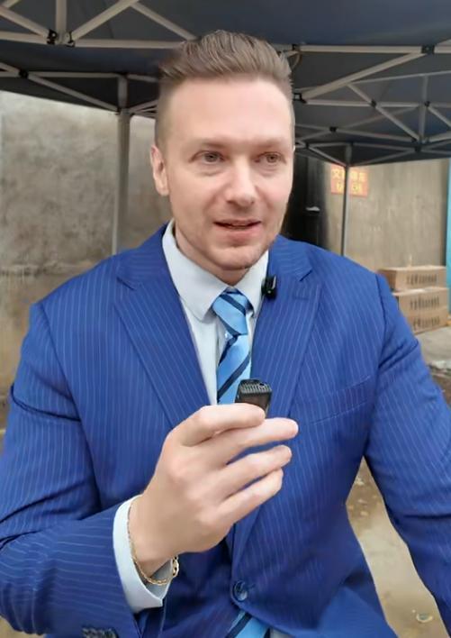 事件：2026年4月11日早上7:30，佛山顺德陈村「莫氏鸡煲」店外排起十几米