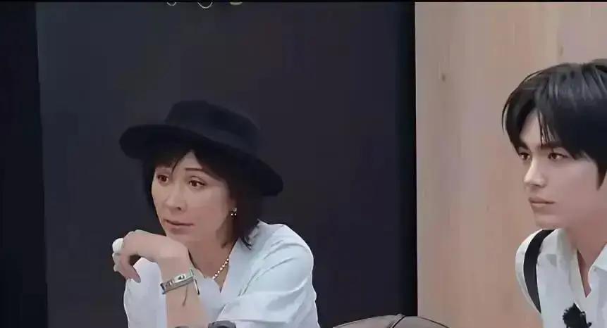 话题一爆，评论区直接开杠。她16岁从广西容县坐绿皮车闯香港，住劏房、跑龙套