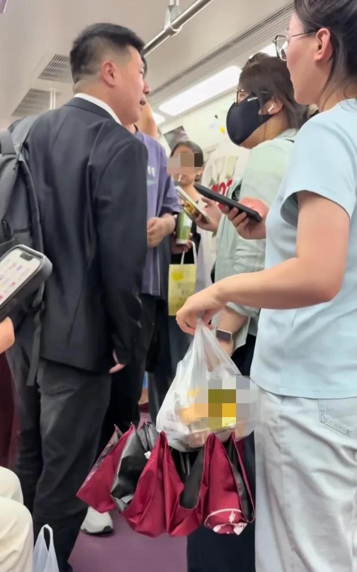 6月11日晚，陕西西安地铁上，一名男子与一名女子发生争执。起因是，男子背的背包