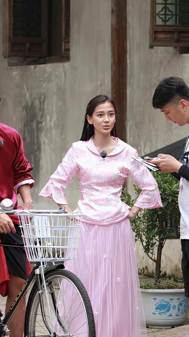 杨颖素颜不算白，但是五官太漂亮了，很真实