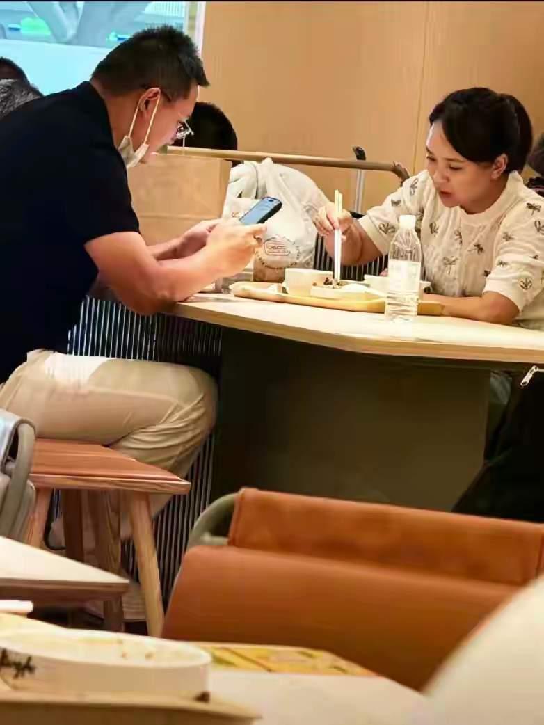 真有意思，还有网友发私信，小二娃就是一个渣渣，出轨鹅鹅鹅。这是干什么啊？？现