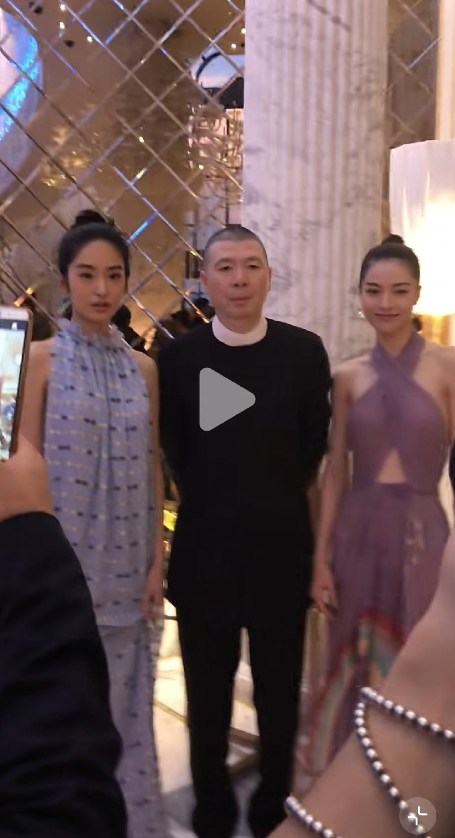 9月18日，冯小刚与吕良伟一起现身塞班岛，到了国外，冯小刚敢和美女合影居C位了，