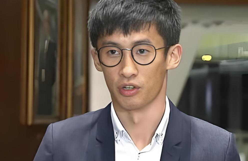 2016年，梁颂恒在香港立法会宣誓时，展示“香港不是中国”的标语，侮辱性将故意用