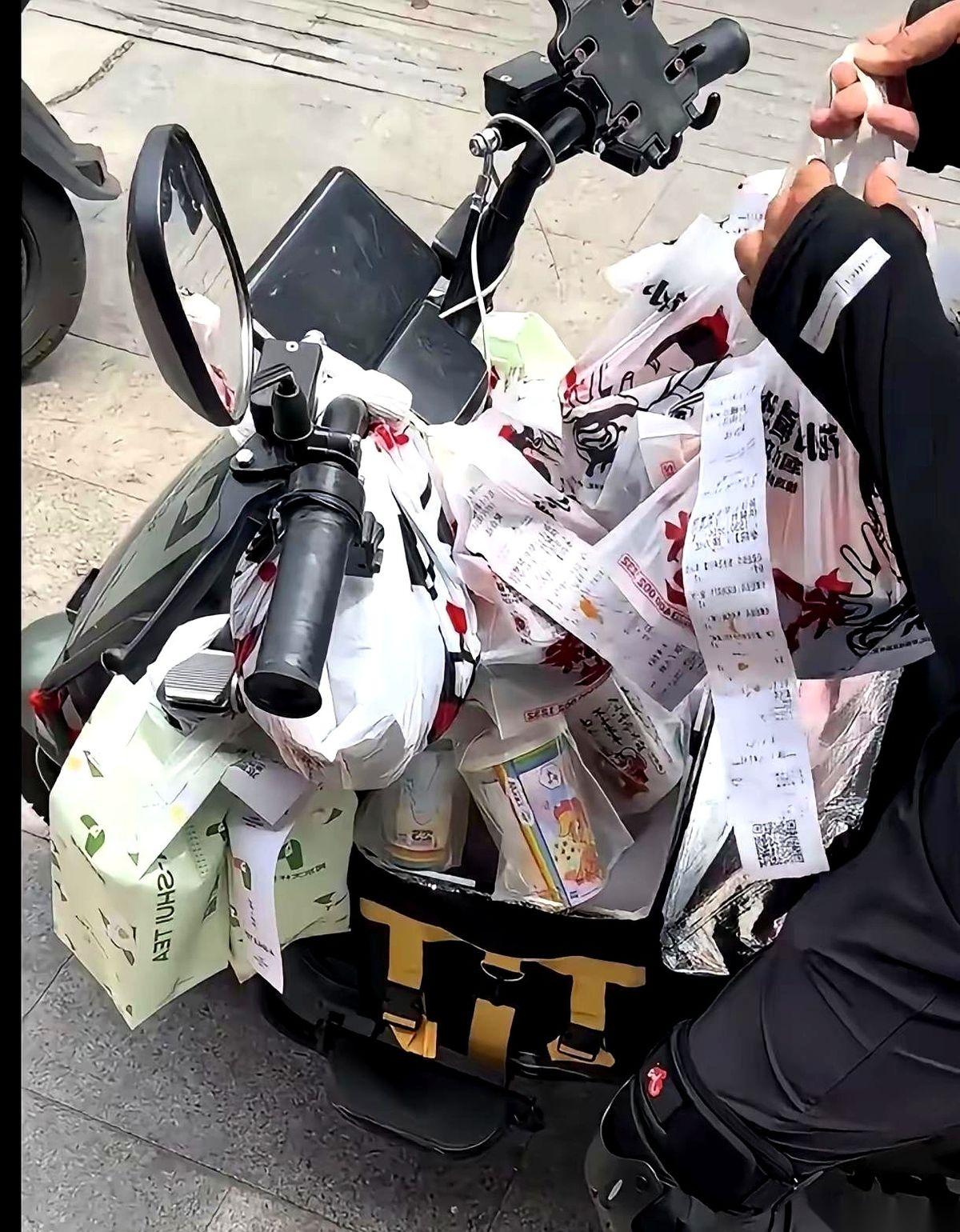 我老公跑外卖11个小时，回到家，瘫在椅子上，掏出手机。屏幕上那个数字，180。