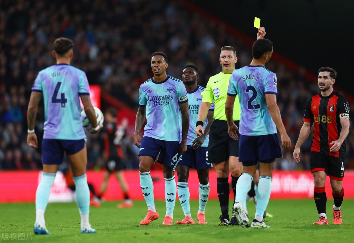 欧冠淘汰赛皇马双赢，曼城更衣室四名户口本球星枯坐冷板凳，瓜迪奥拉赶紧走人吧！