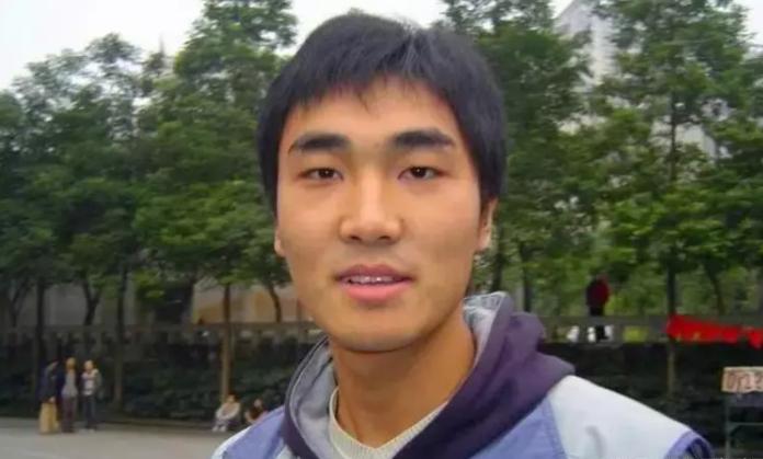 “每月就给我500块，资助不起装什么孙子！”2006年，贫困大学生向海清向媒体怒