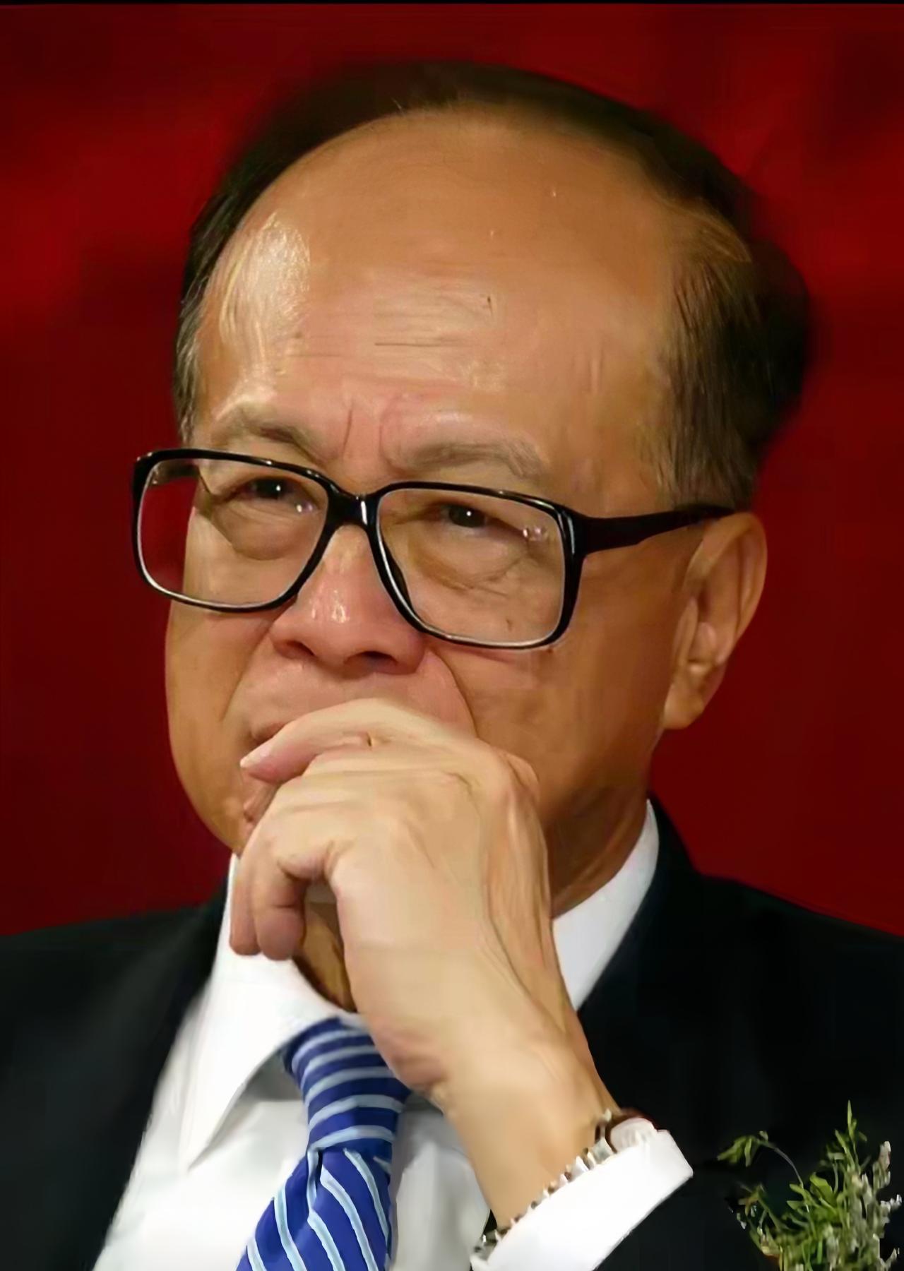 李嘉诚曾说：“努力吧，起码你要有点钱，不然真遇到什么事，即使你是对的，又有几个