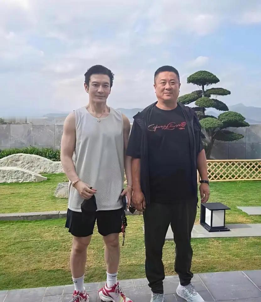 黄晓明icon跑步被群嘲，不是因为他穿增高鞋，而是因为他在三亚的烈日下，连头发丝