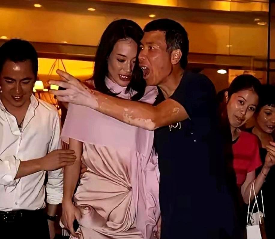 白斑吞噬面庞，冯小刚却决定放弃治疗。2006年起白斑蔓延。他曾恐惧失控长年