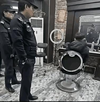 打牌真的害人！男子在外地打工，本打算揣着一万六千块钱回家过年，回到家后被几个好友