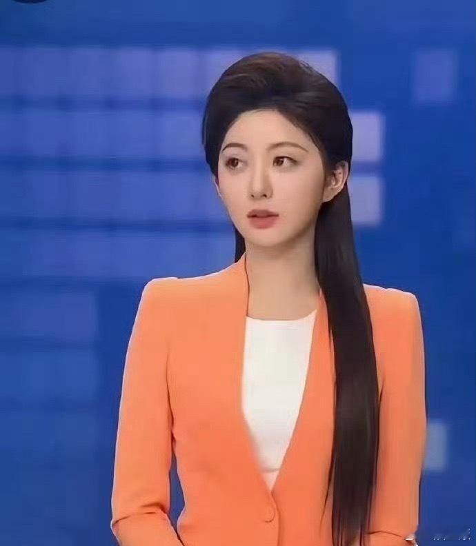 这就是那个传说中的素颜第一的艺考女孩吗？小小的脸上全是五官，上镜想不好看都难