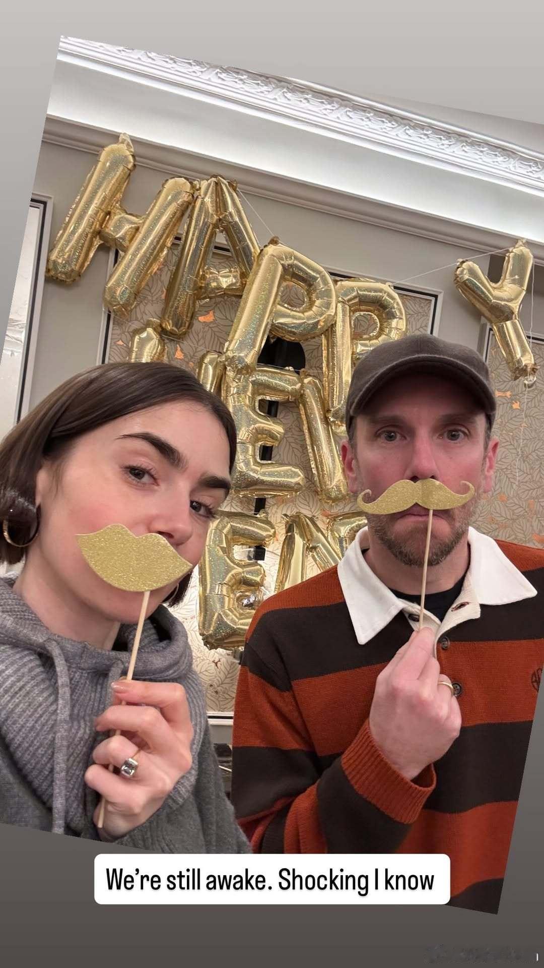 Lilycollins莉莉柯林斯和老公CharlieMcDowell迎新年：